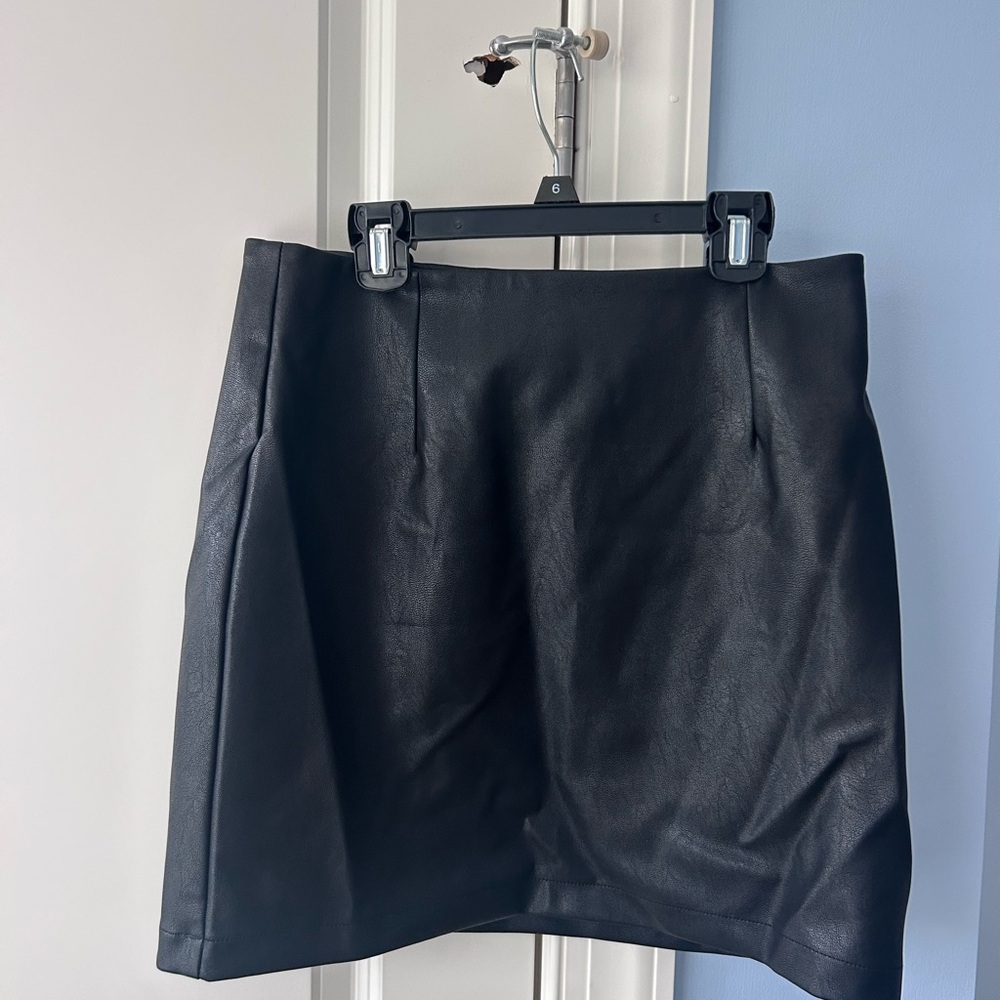Francesca's Elegant Black Skirt